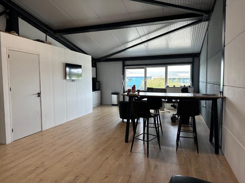 Kantoorruimte & Bedrijfsruimte te huur Lijnden 112m2, 112 m², Huur, Bedrijfsruimte