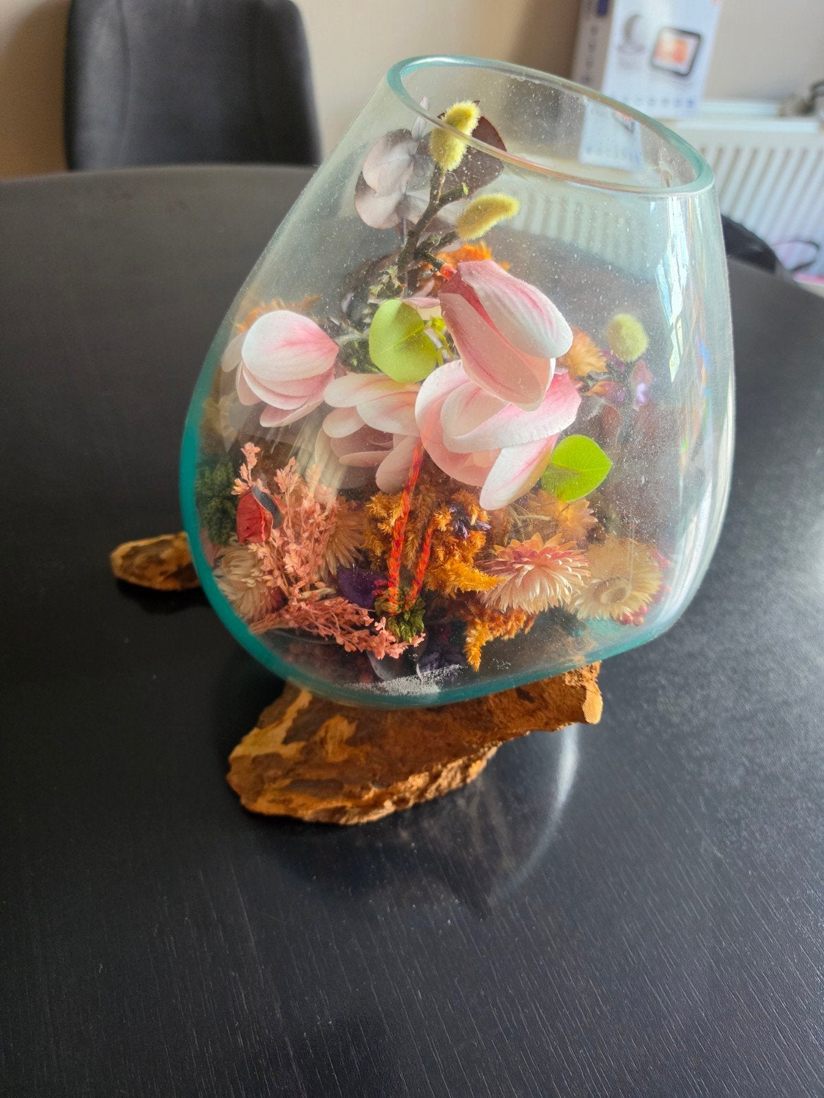 Glazen vaas met decoratie op houten voet, Meerkleurig, Inclusief decoratie, Ophalen of Verzenden, Glas