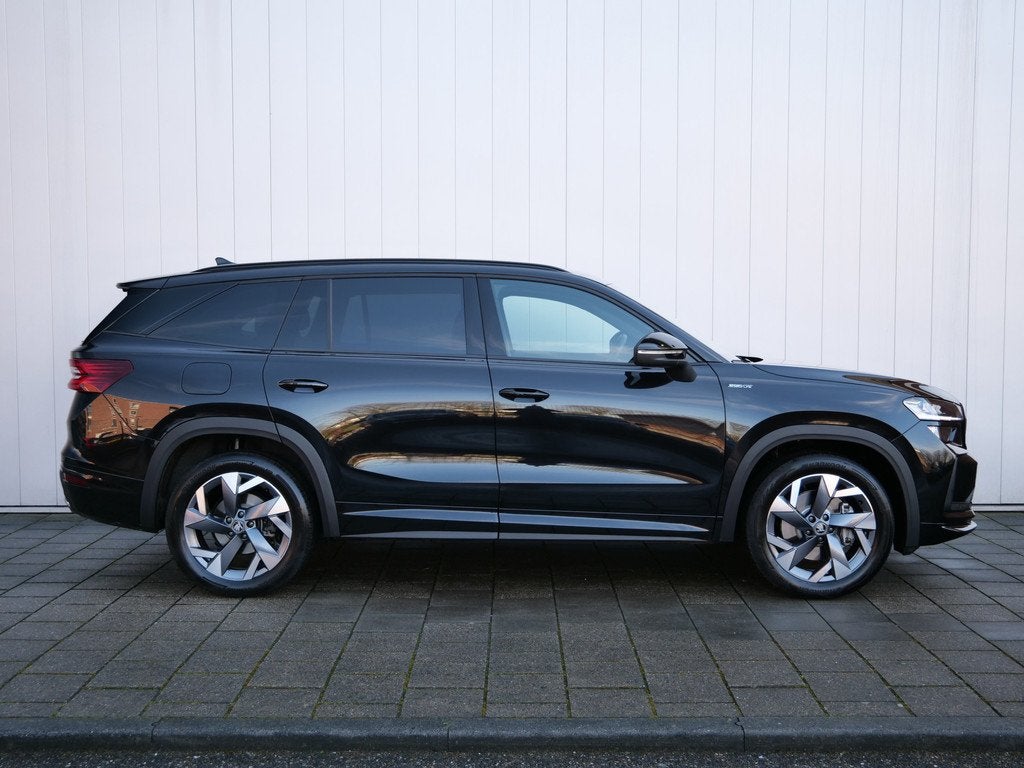 Skoda Kodiaq 1.5 TSI PHEV Sportline Business 204 Pk Automaat, Auto's, Skoda, Stof, 4 cilinders, Zwart, Plug-in hybride