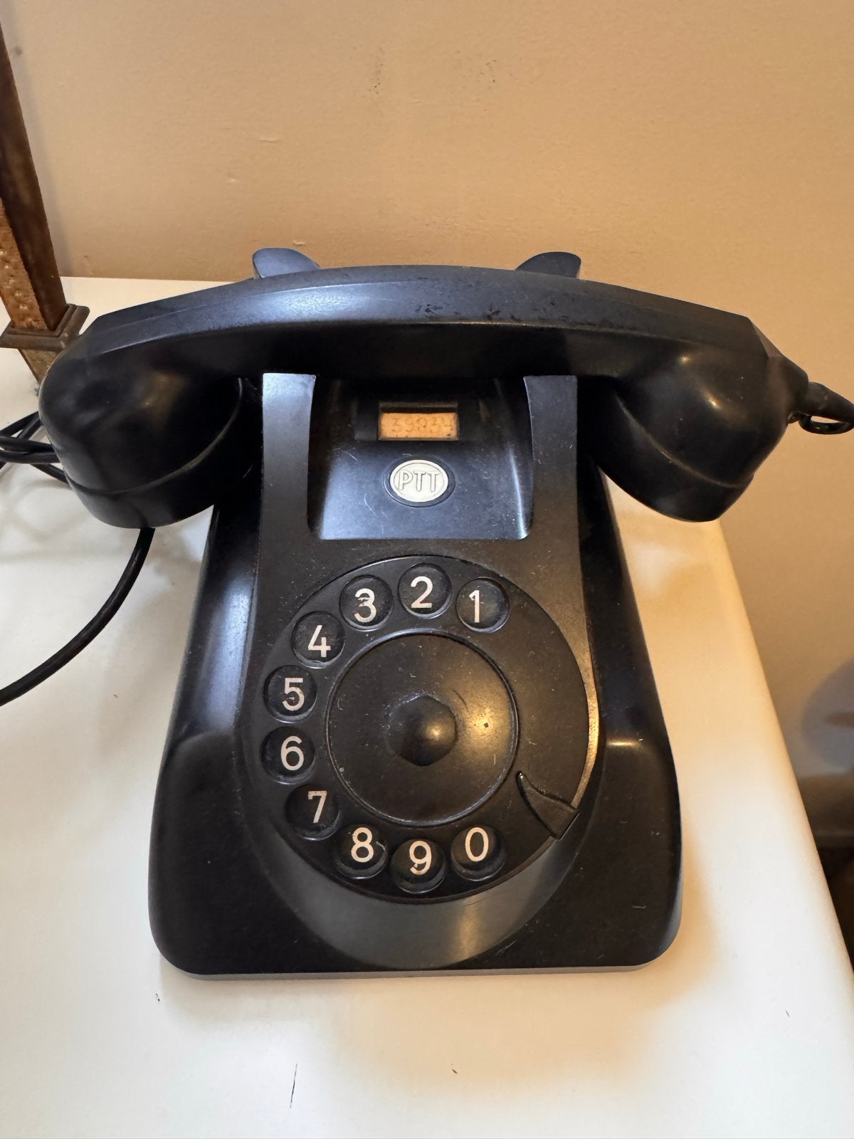 Oude bakelieten PTT telefoon met draaischijf, Ophalen