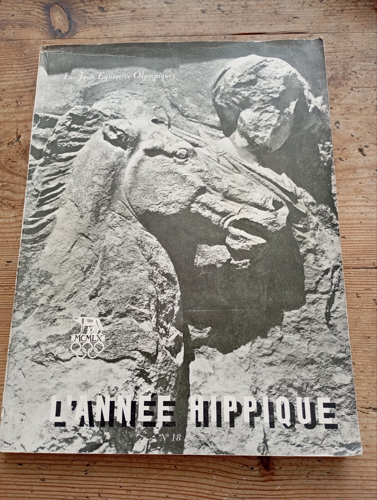 Vintage Boek 1960 L'Annee Hippique izgst Paarden Foto's, Boeken, Ophalen of Verzenden, Zo goed als nieuw, Balsport