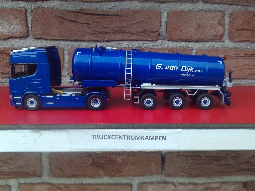 WSI  Scania R  Highline  met  Tanktrailer  van  van  Dijk.