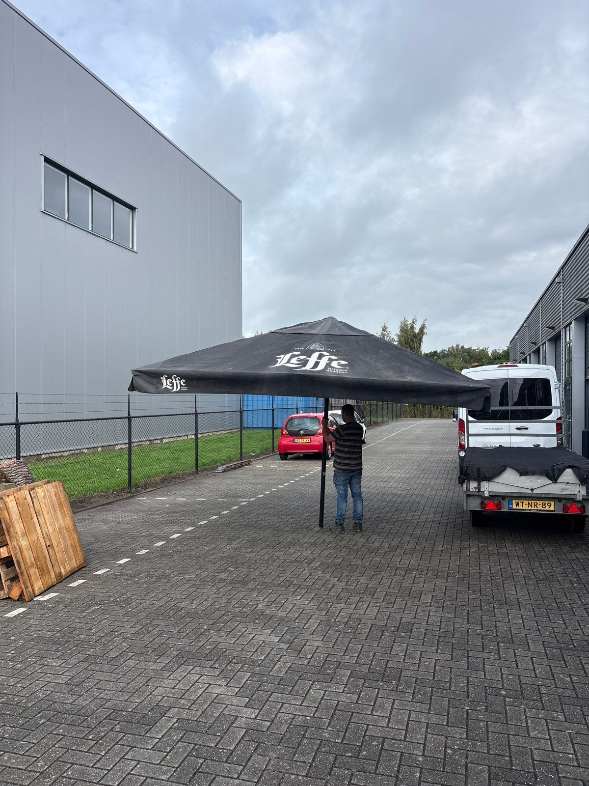 Grote Leffe parasol - Ideaal voor terras of evenement, Ophalen, Gebruikt, Meer dan 4 meter, Zweefparasol