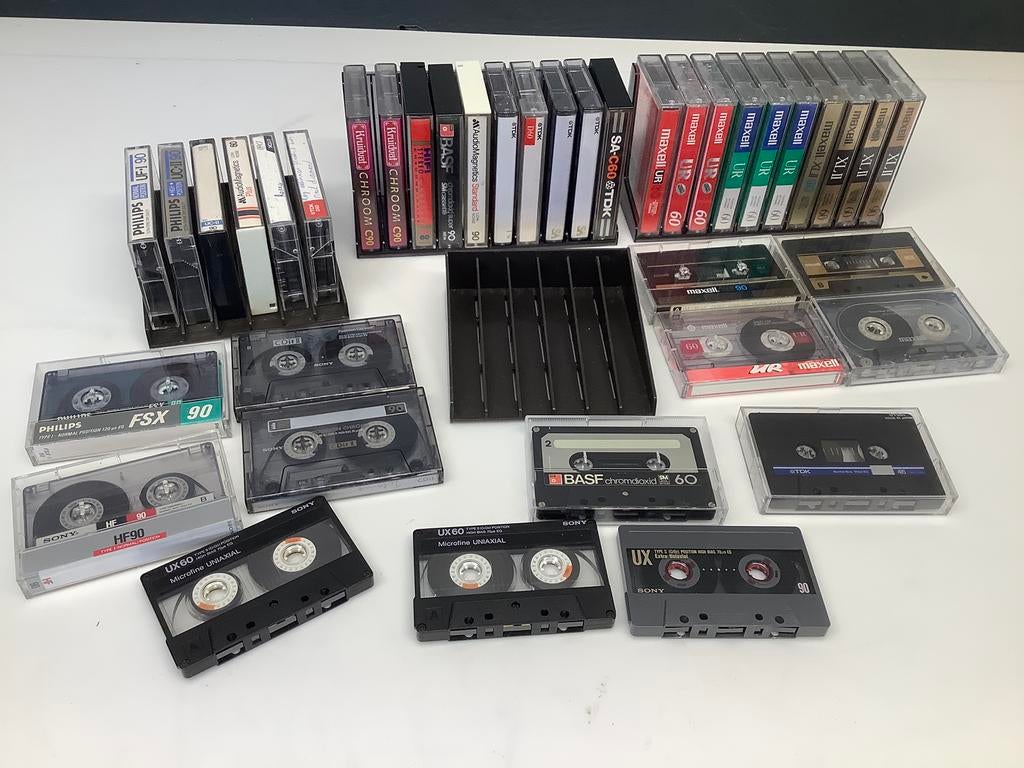 Stapel gebruikte cassettebandjes met houders. Tdk, Maxell,, Ophalen of Verzenden, Zo goed als nieuw, Overige genres, 2 t/m 25 bandjes