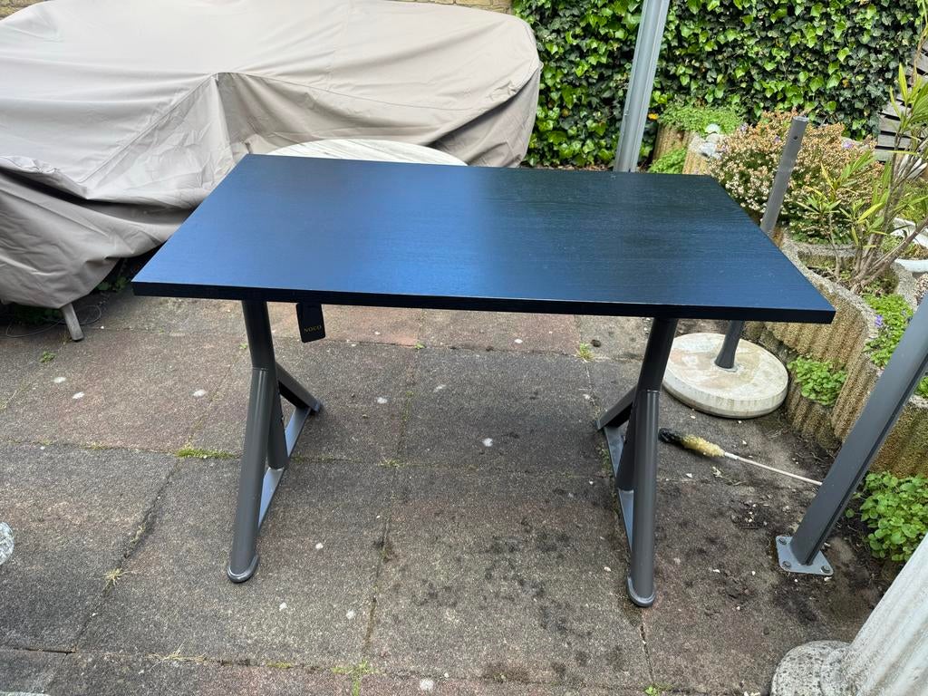 IKEA idåsen Verstelbaar Bureau - Zwart Blad, Grijs Onderstel, Huis en Inrichting, Bureaus, Ophalen, 120 cm, Spaanplaat of MDF