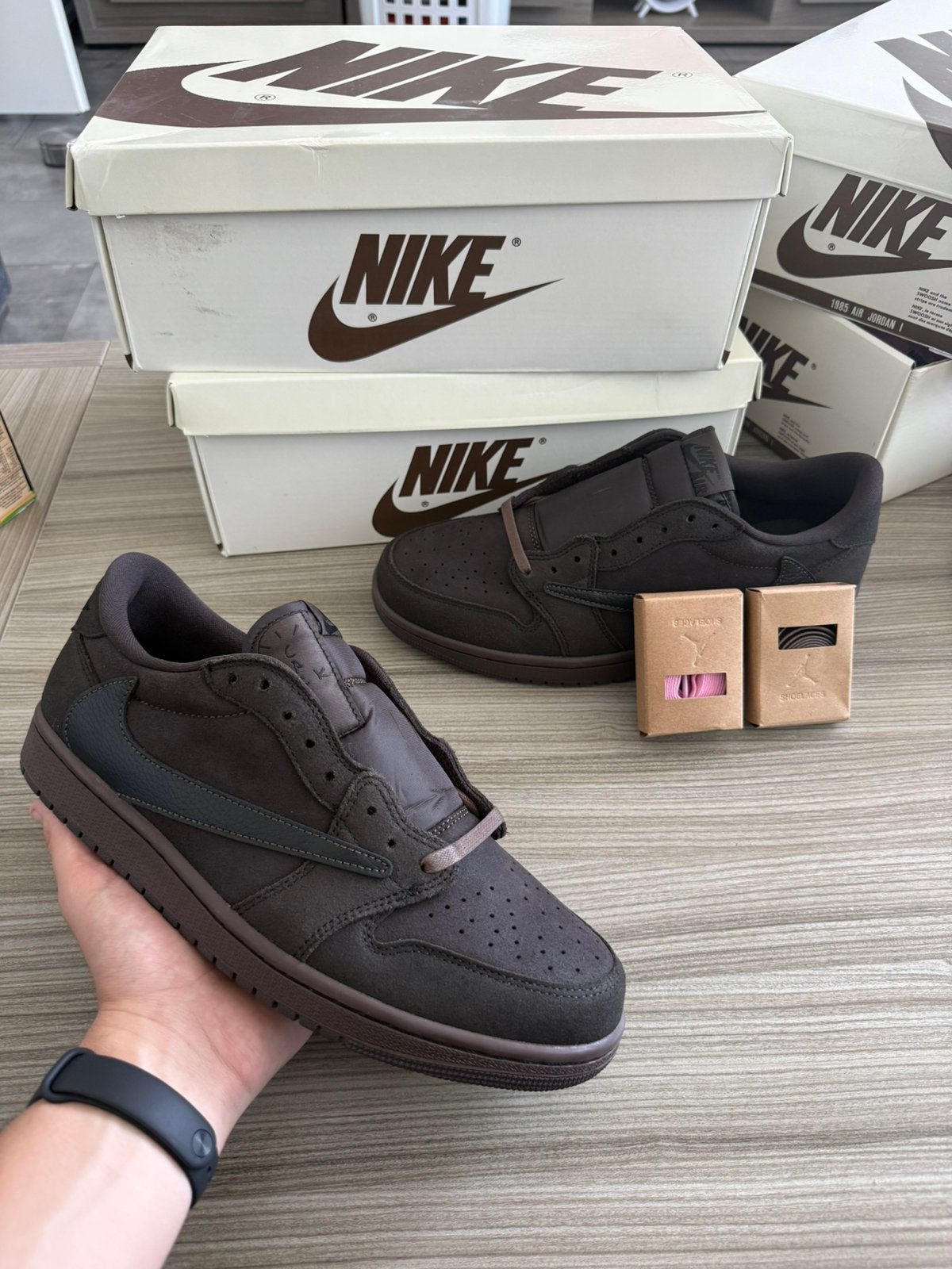 Air Jordan 1 Low OG Travis Scott 'Velvet Brown', Ophalen of Verzenden, Nieuw, Bruin