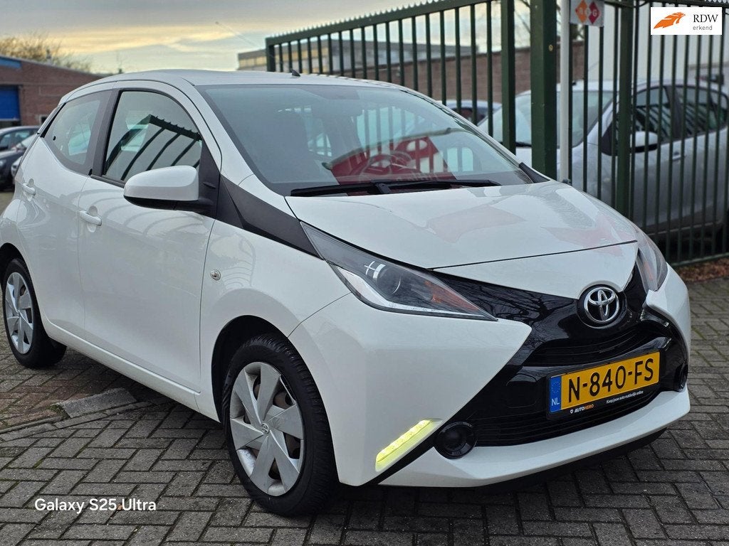 Toyota Aygo 1.0 VVT-i x 1e eigenaar cruis control airco cv o, Voorwielaandrijving, Gebruikt, Euro 6, 4 stoelen