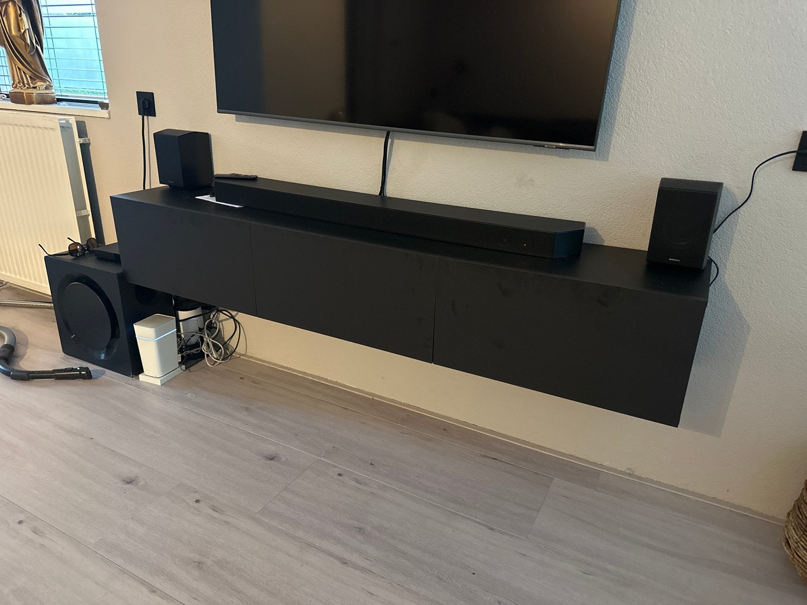 Zwart zwevend tv-meubel met opbergruimte, Gebruikt, 150 tot 200 cm, Ophalen of Verzenden, Minder dan 100 cm