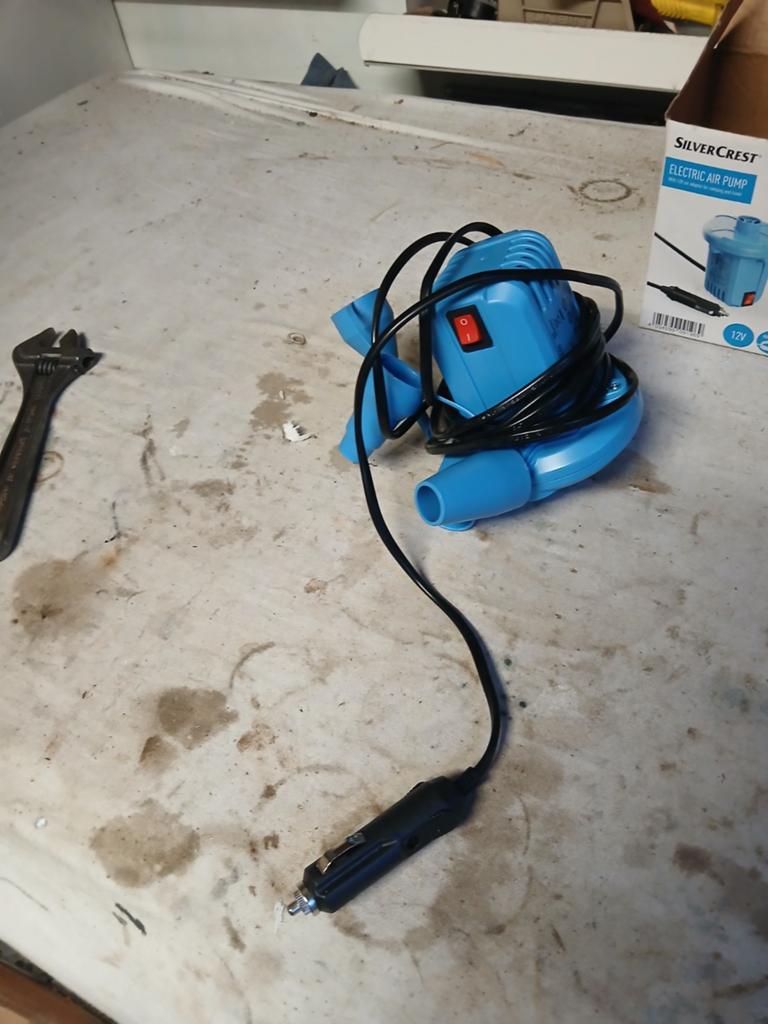 Pomp boot luchtbed 2 stuks 12v of 220 v, Ophalen of Verzenden