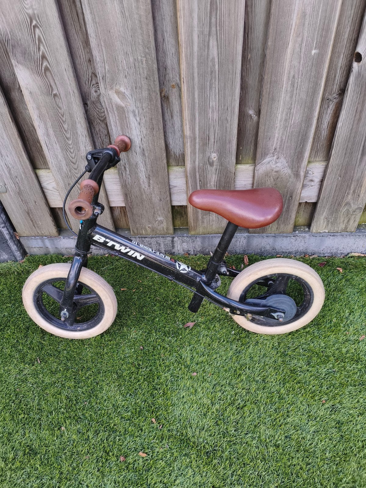 B'Twin kinderfiets/loopfiets - Zwart met bruin zadel, Ophalen, Gebruikt, Velgrem, Minder dan 16 inch