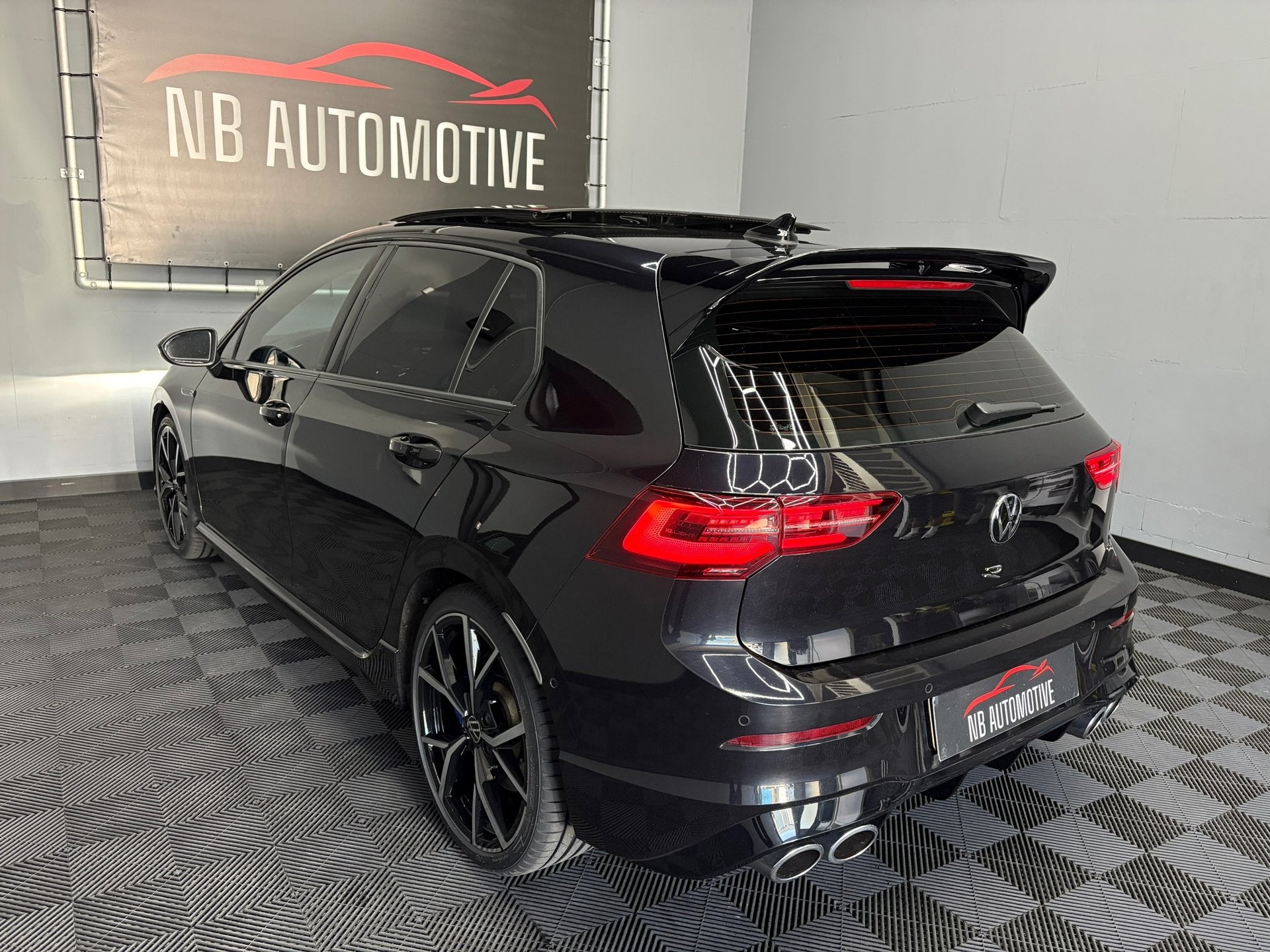 Volkswagen Golf 8 R 2.0 TSI 4M Performance, Auto's, Automaat, Dealer onderhouden, Gebruikt, 4 cilinders
