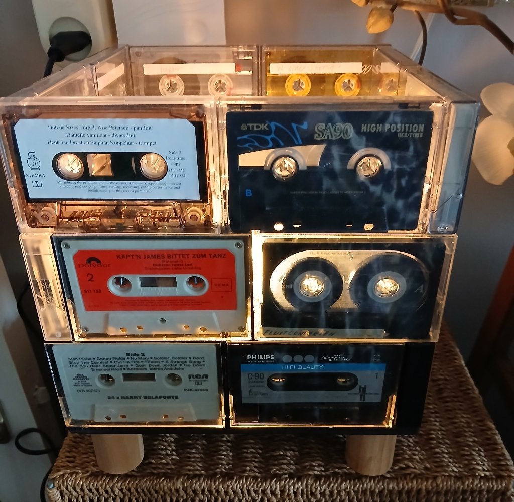 Tafellamp gemaakt van oude cassettebandjes houten pootjes, Ophalen of Verzenden, Zo goed als nieuw, Minder dan 50 cm