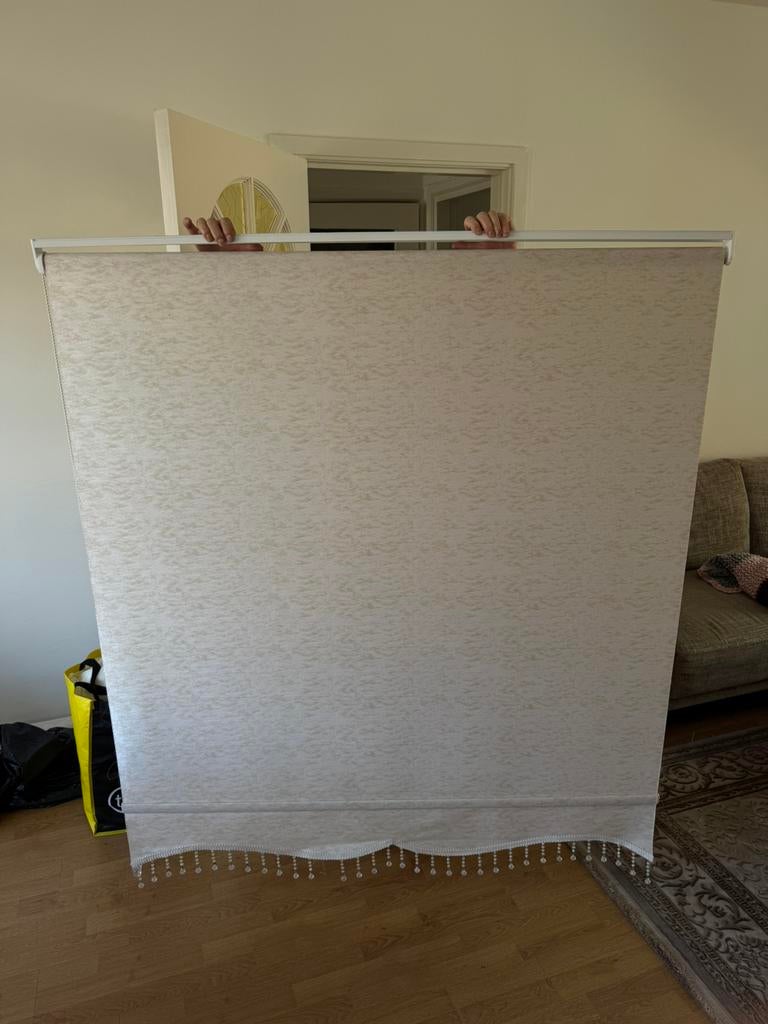 2x cremekleurig rolgordijn met sierrand - €80 per stuk, 100 tot 150 cm, Crème, Ophalen of Verzenden, Zo goed als nieuw