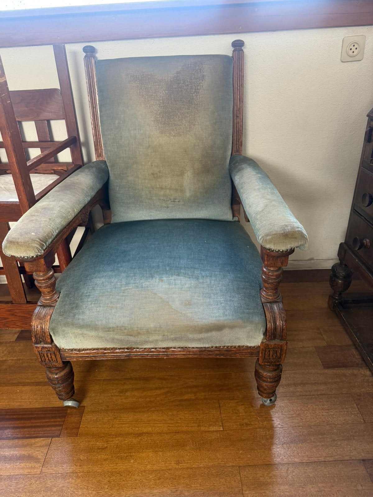 Antieke houten fauteuil op wieltjes, Ophalen
