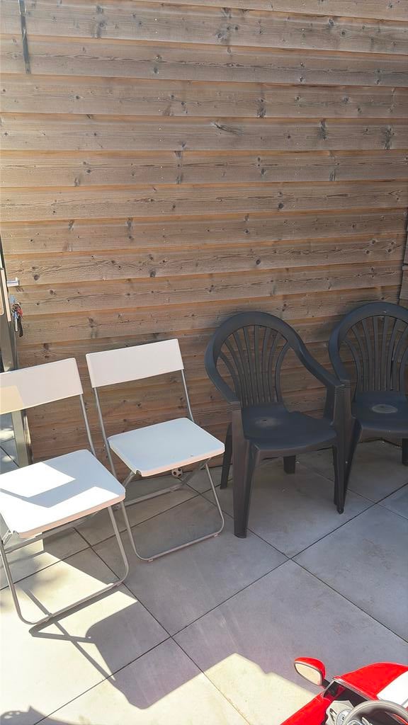 GRATIS!! 4 plastic stoelen, Tuin en Terras, Tuinstoelen, Ophalen, Zo goed als nieuw, Plastic