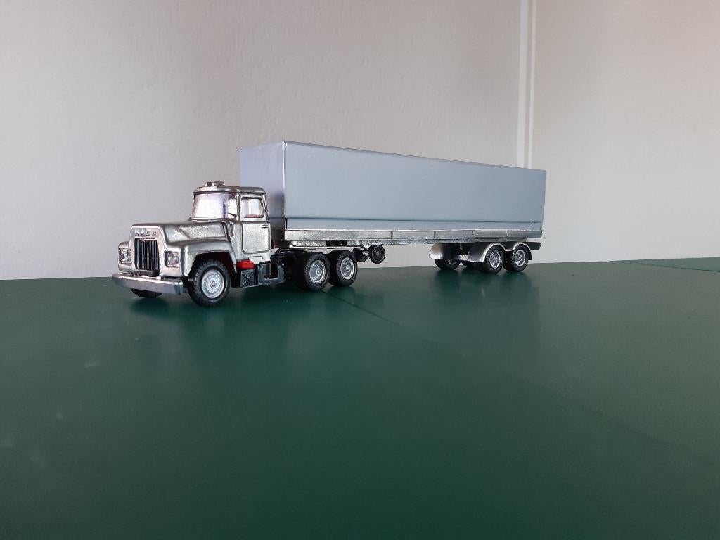 Corgi Major Mack DM truck met huiftrailer., Hobby en Vrije tijd, Modelauto's | 1:50, Ophalen of Verzenden, Gebruikt, Bus of Vrachtwagen