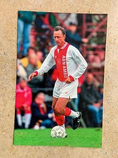 Org kleurenfoto 30x20 cm Johan Cruijff in aktie 1997, Verzenden, Nieuw, Ajax, Poster, Plaatje of Sticker