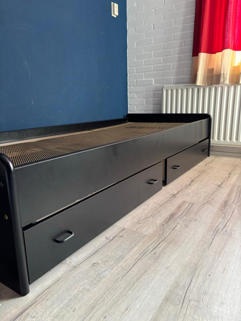 Zwart eenpersoonsbed met opberglades, Huis en Inrichting, Slaapkamer | Bedden, Ophalen, Gebruikt, 90 cm, Eenpersoons