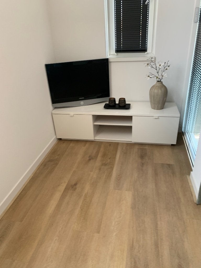 TV-meubel hoogglans wit 160 cm breed (Ikea model Byas), Ophalen, 150 tot 200 cm, Zo goed als nieuw, Minder dan 100 cm