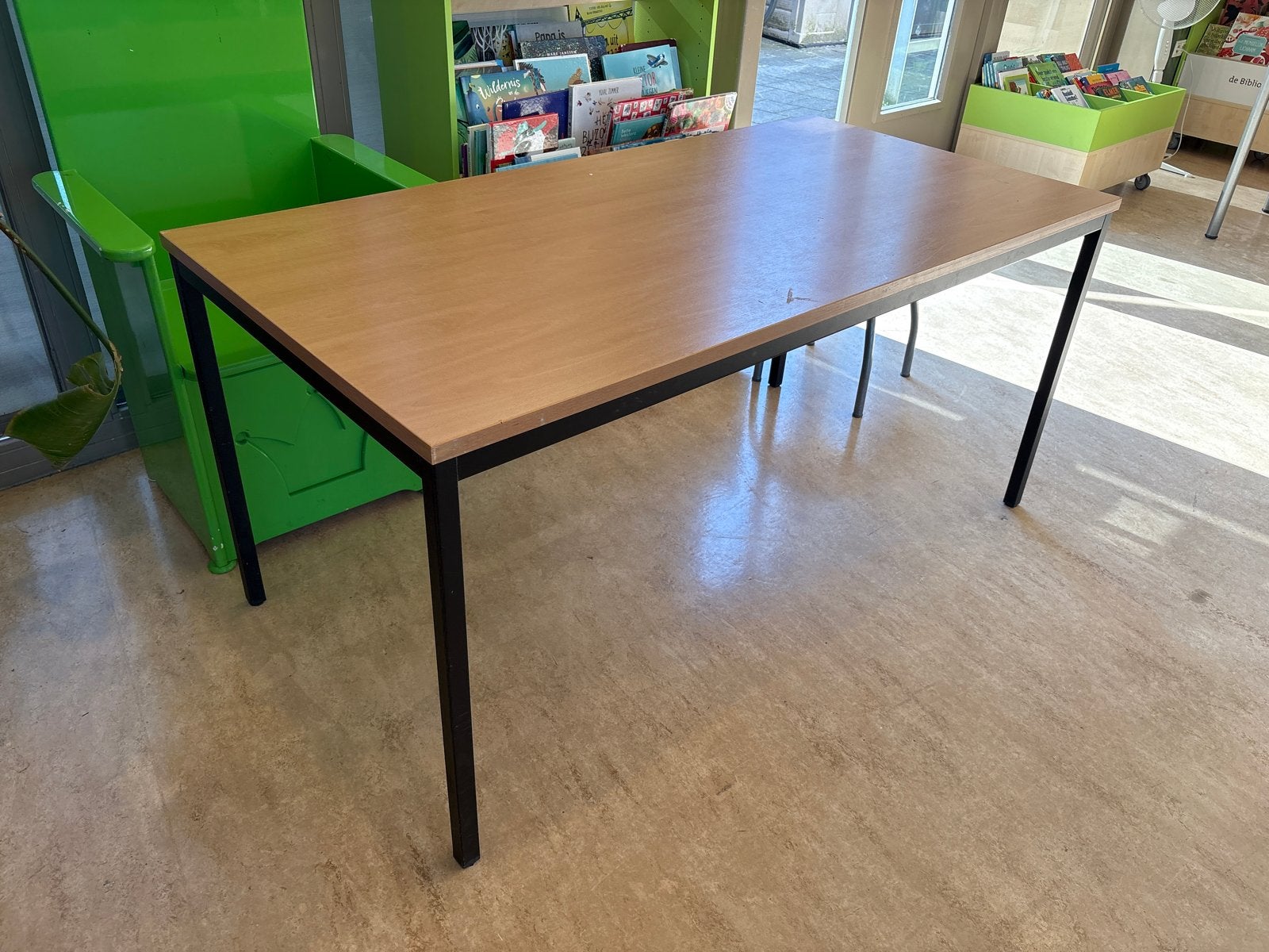 Strakke houten tafel met metalen onderstel, Huis en Inrichting, Tafels | Eettafels, Ophalen, Gebruikt, 100 tot 150 cm, 50 tot 100 cm