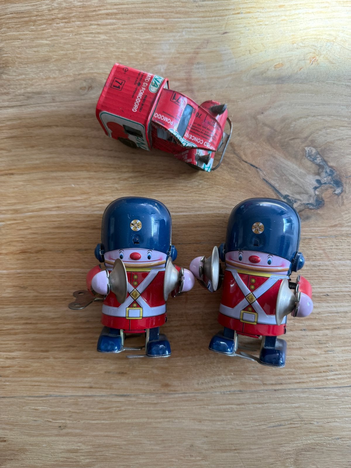 Vintage blikken speelgoed: 2 soldaatjes en een autootje, Antiek en Kunst, Ophalen of Verzenden