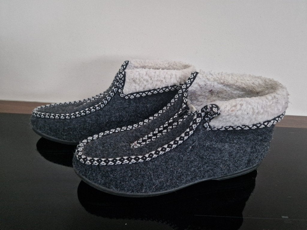 half hoge warme pantoffels, maat 41, Ophalen of Verzenden, Zo goed als nieuw, Pantoffels of Sloffen
