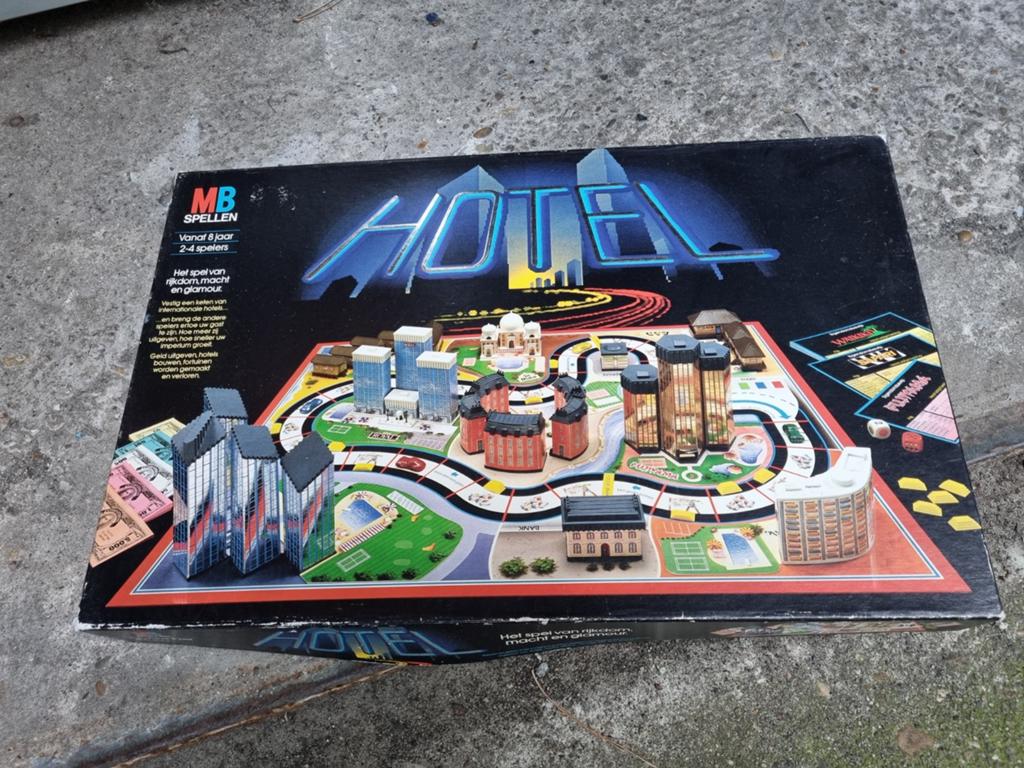 Vintage Hotel MB Bordspel Compleet met Zeldzame Lantaarns, Hobby en Vrije tijd, Gezelschapsspellen | Bordspellen, Drie of vier spelers