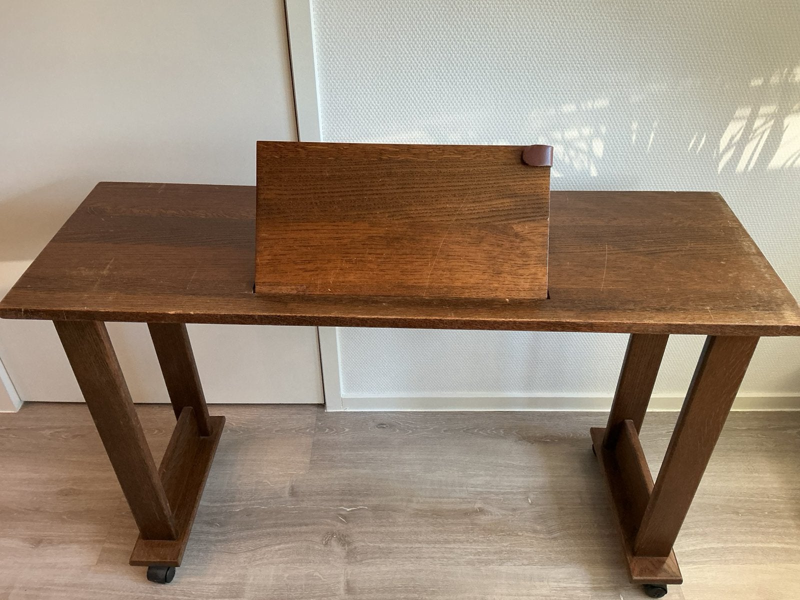 Tafeltje op wielen met leesplank, Overige typen, 105 cm, Gebruikt, Bruin