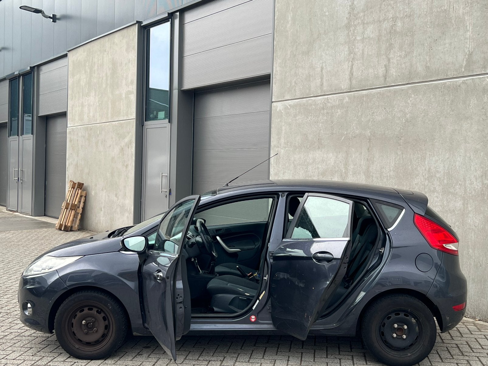 Grijze Ford Fiesta 1.6 Benzine 5-Deurs/Airco/Rijdend!, Voorwielaandrijving, 1596 cc, Stof, 40 €/maand