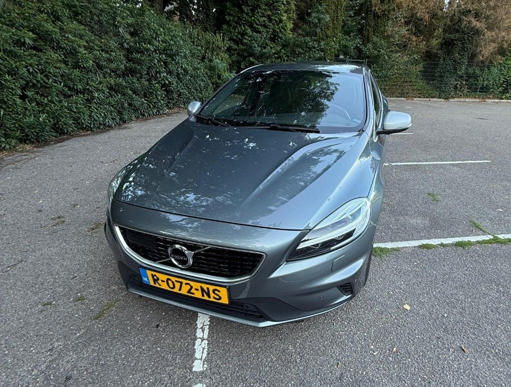 Volvo V40 1.5 T2 122PK Geartronic 2019 Grijs R-Design, 1498 cc, Zwart, 700 kg, Leder en Stof