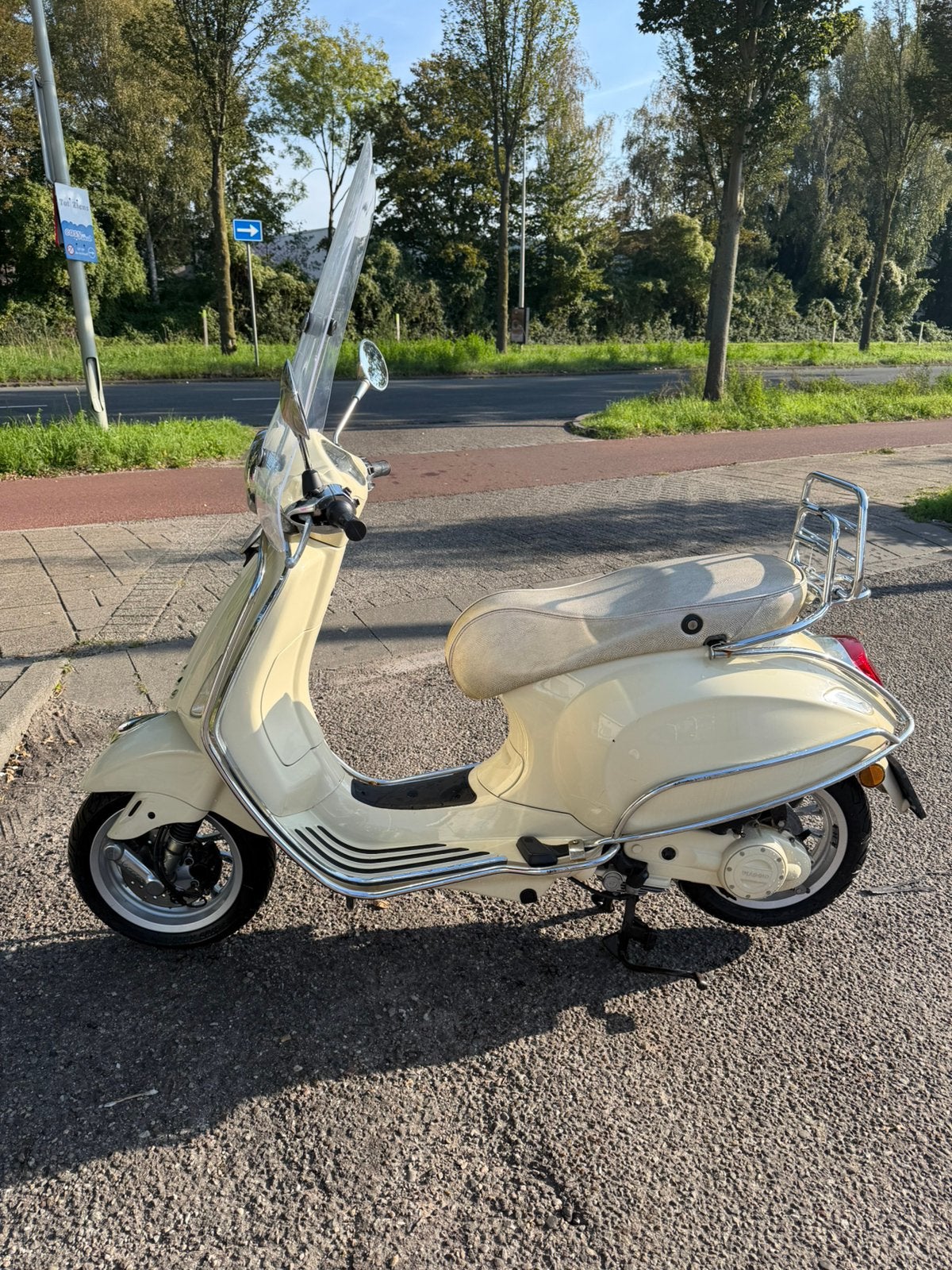Vespa Primavera 2023 | 25 km/u | Lage km-stand, Fietsen en Brommers, Ophalen, Overige modellen, Zo goed als nieuw, Benzine