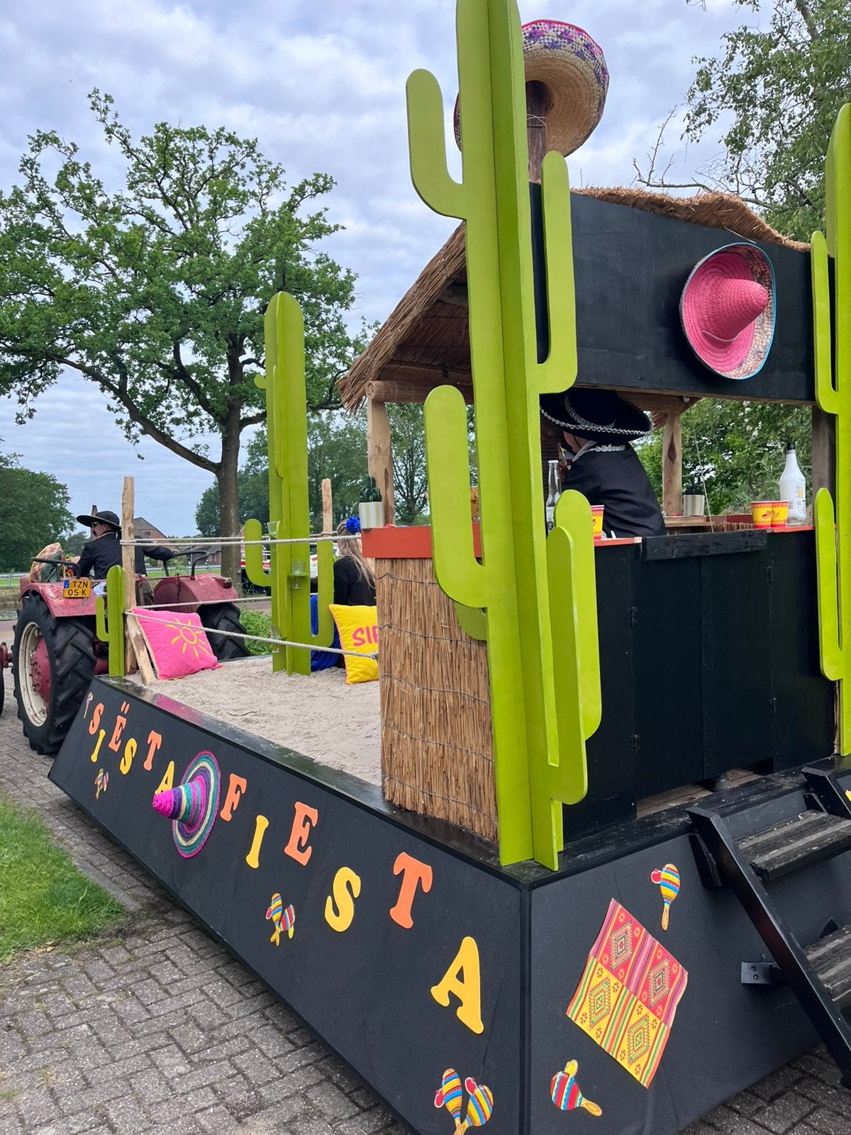 Versierde wagen te huur, Ophalen, Nieuw, Carnaval