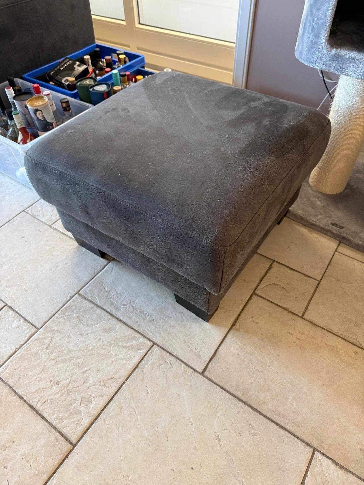 Comfortabele grijze fauteuil met poef, Ophalen, Gebruikt, Stof, 75 tot 100 cm