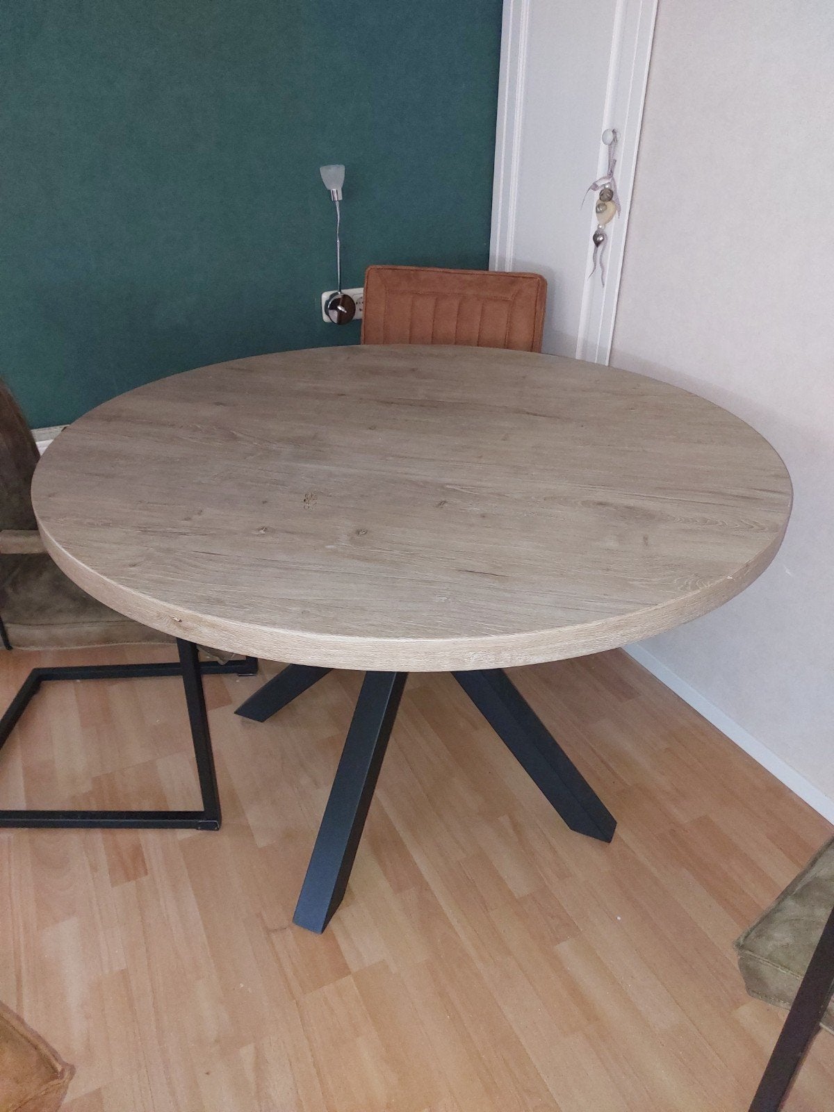 ronde tafel met zwarte metalen poten, Ophalen, Rond, Zo goed als nieuw, Vier personen