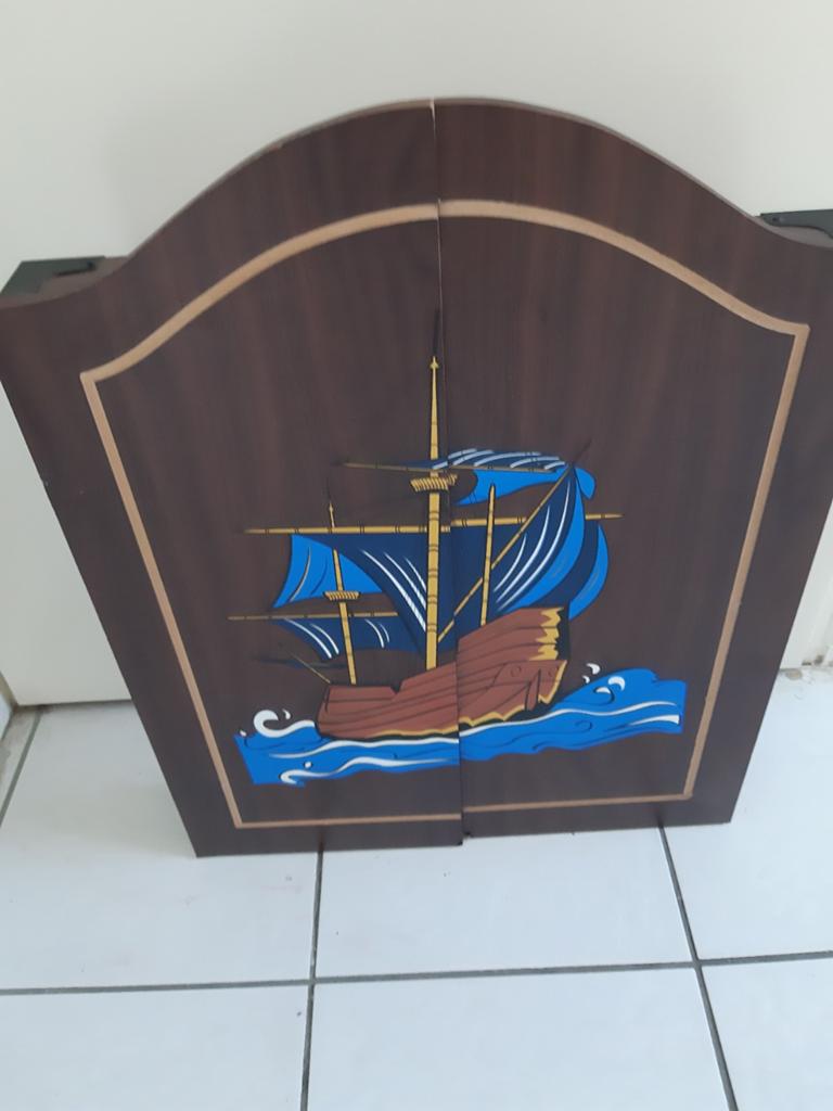 Dartbord in kast met 6 dartpijltjes bieden, Sport en Fitness, Ophalen of Verzenden, Dartbord