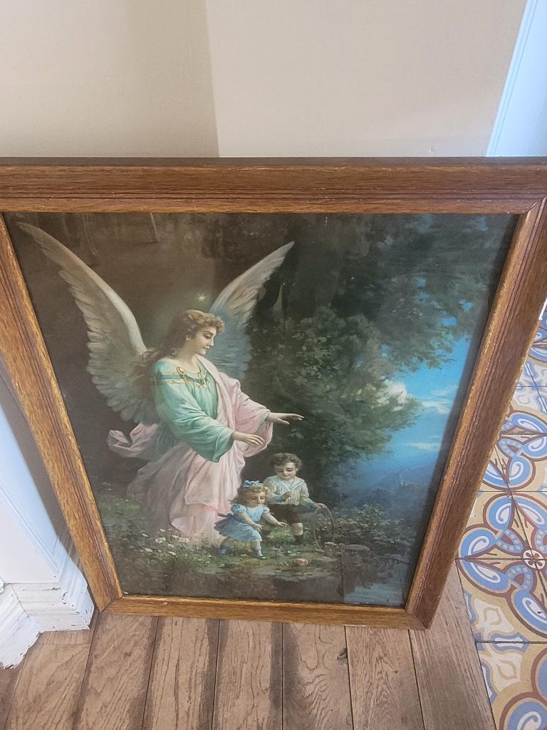 Zeer oude grote houten lijst met glas en prent beschermengel