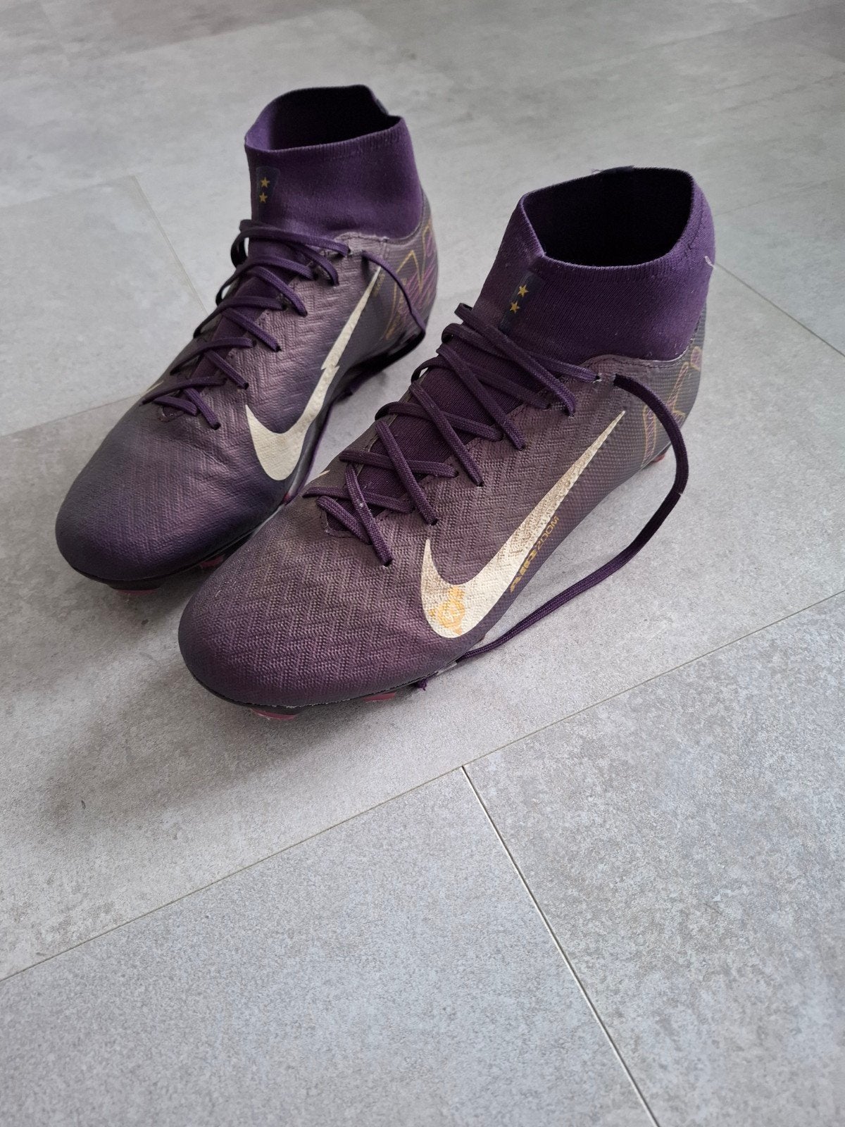 Mbappe paars nike, Maat XS of kleiner, Ophalen of Verzenden, Zo goed als nieuw, Schoenen