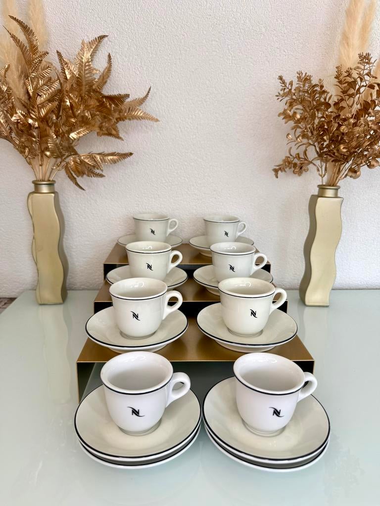 8 Nespresso kopjes met schotel porselein + 2 extra schotels, Gebruikt, Ophalen of Verzenden, Effen, Kop(pen) en/of Schotel(s)