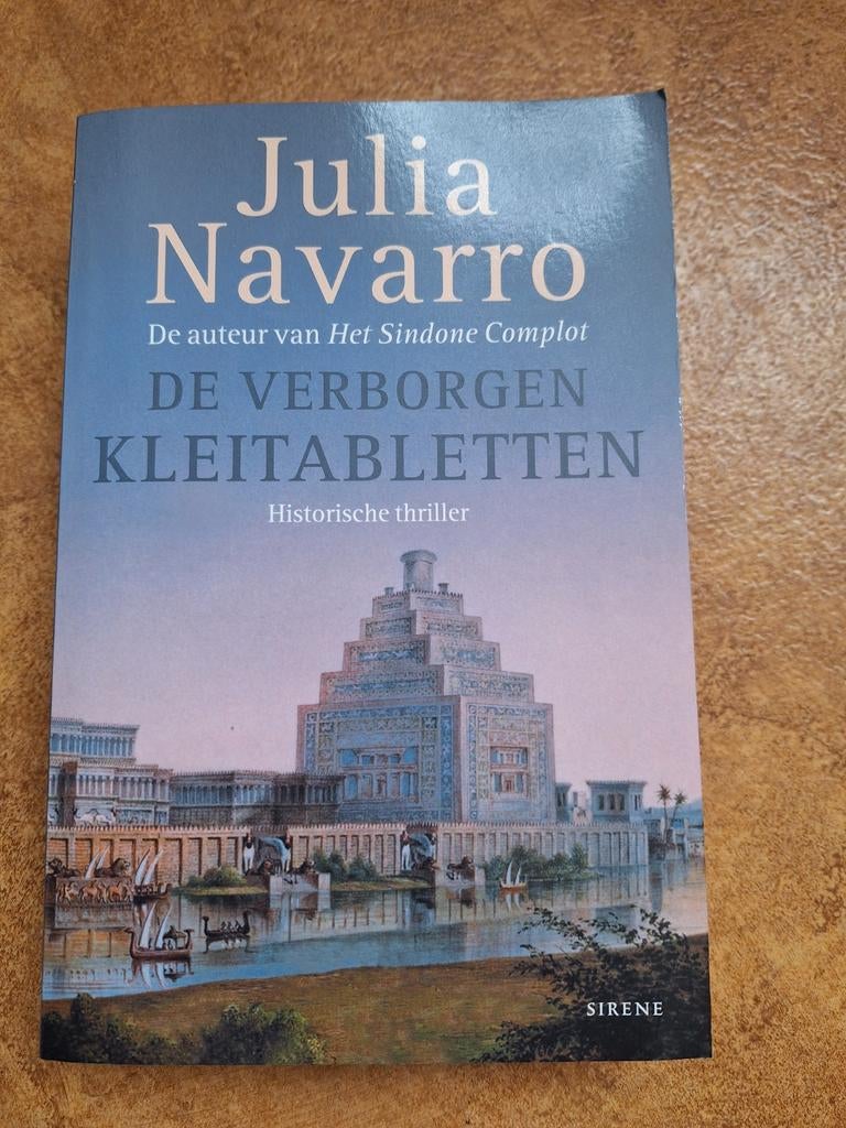 J. Navarro - De verborgen kleitabletten, Ophalen of Verzenden, Zo goed als nieuw, J. Navarro