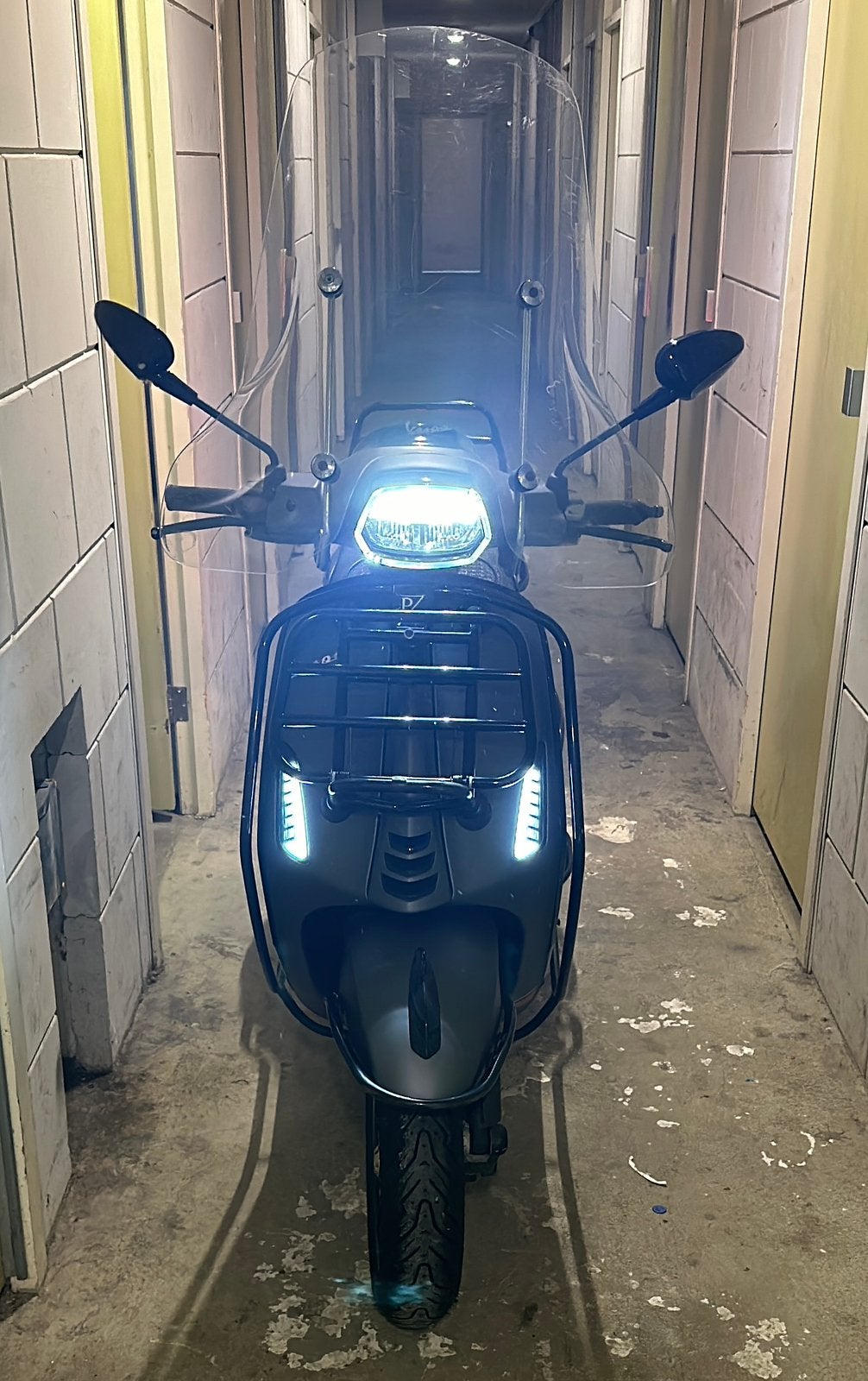 Vespa Sprint 2021 Mat Grijs - Zo goed als nieuw, Fietsen en Brommers, Scooters | Vespa, Ophalen, Zo goed als nieuw, Benzine