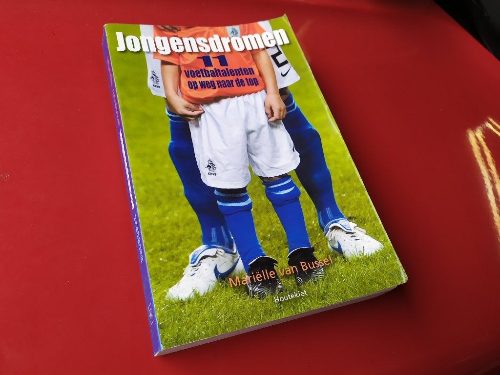 Jongensdromen - 11 Voetbaltalenten onderweg naar de top, Boeken, Ophalen of Verzenden, Gelezen, Balsport