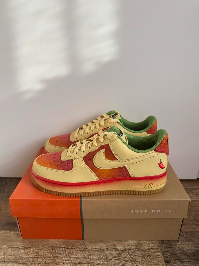 Nike Air Force 1 Low 'Chili Pepper’, Kleding | Heren, Schoenen, Overige kleuren, Nike, Nieuw, Ophalen of Verzenden