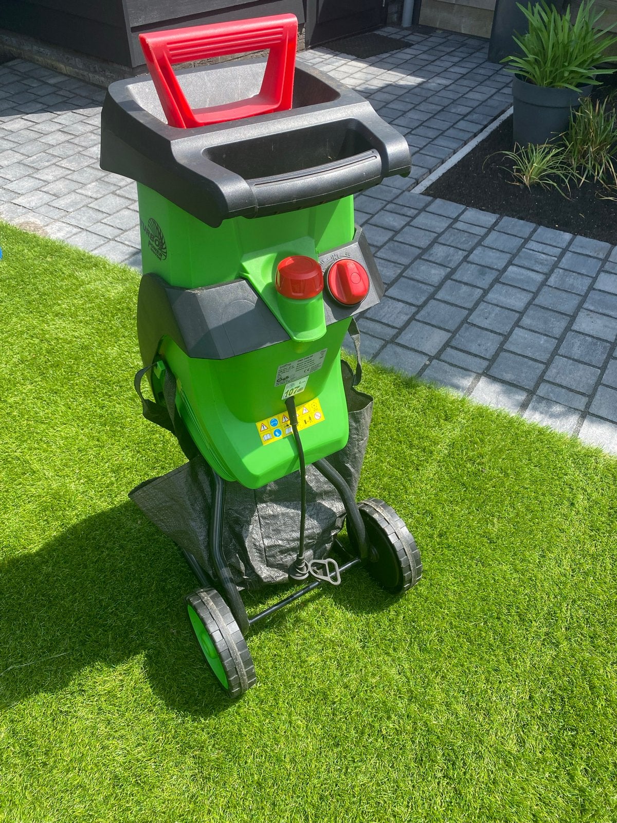 Goed werkende hakselaar met opvangbak, Tuin en Terras, Hakselaars, Ophalen of Verzenden, Gebruikt, Elektrisch, Met opvangbak