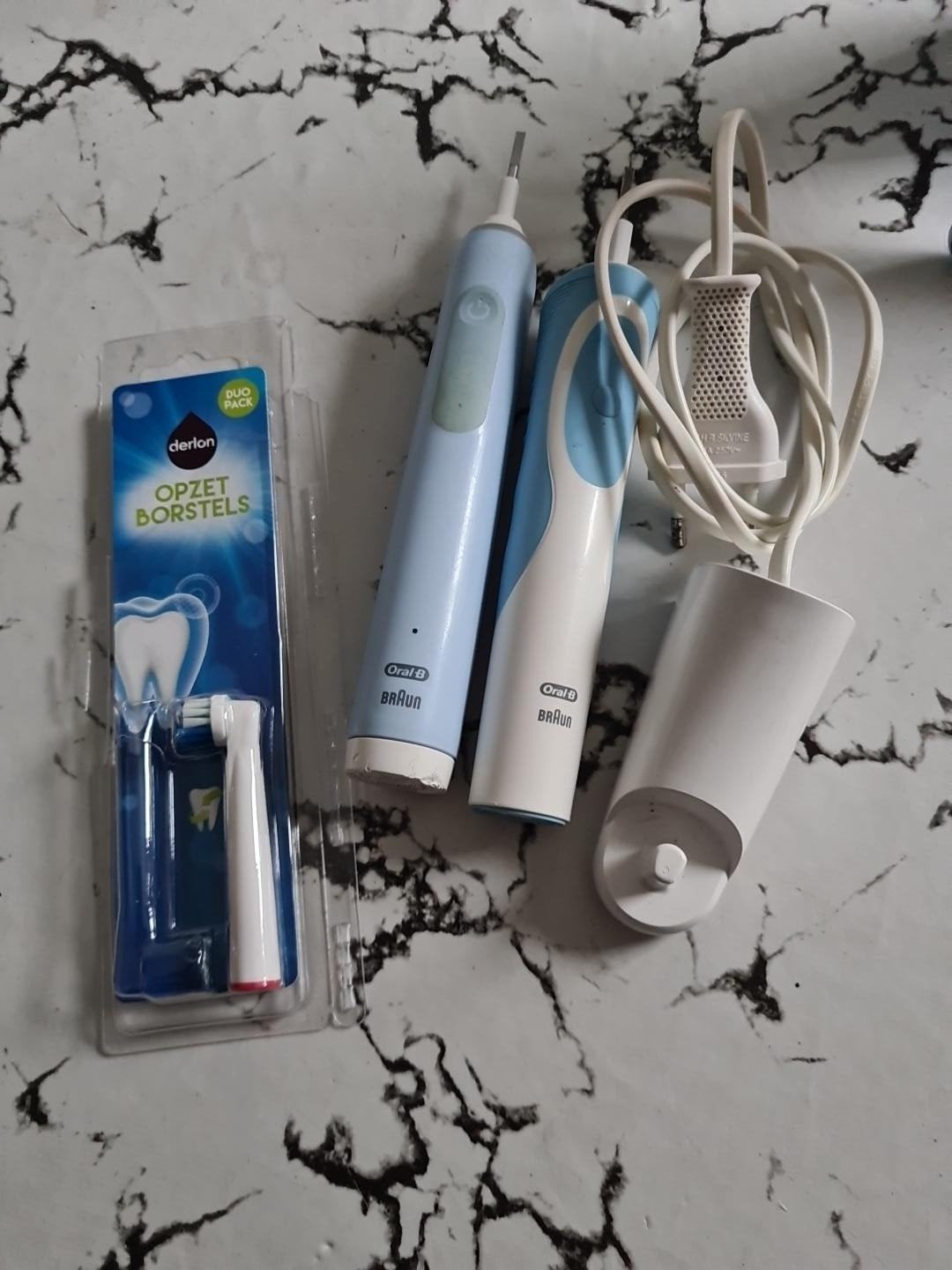 2x Oral-B Braun elektrische tandenborstels + oplader, Ophalen