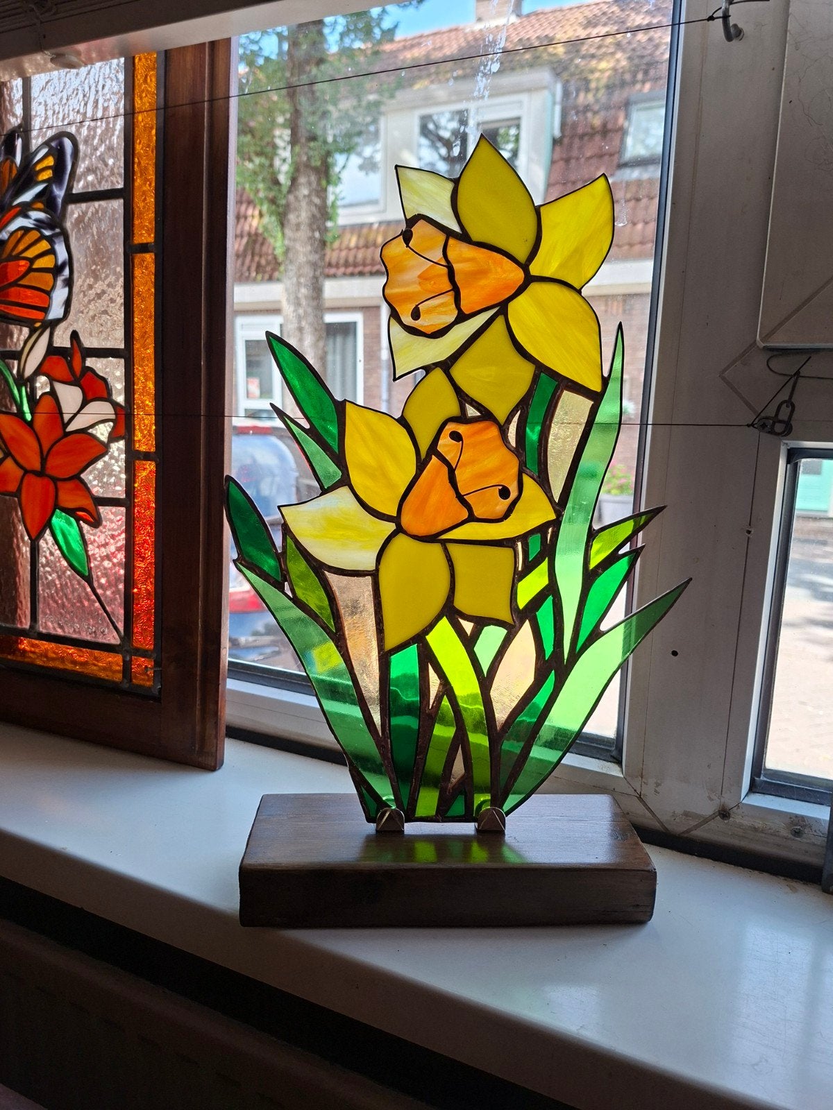 Vrolijk Narcis Glas-in-lood Kunstwerk met Houten Standaard, Glas, Ophalen of Verzenden, 20 - 50 cm, Flora