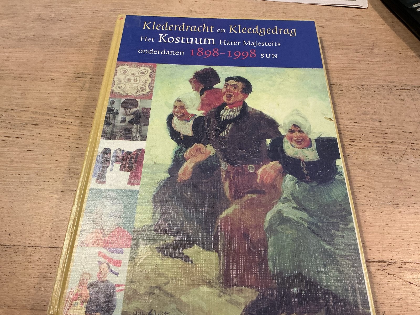 Klederdracht en Kleedgedrag: Het Kostuum Harer Majesteits, Ophalen of Verzenden, Zo goed als nieuw
