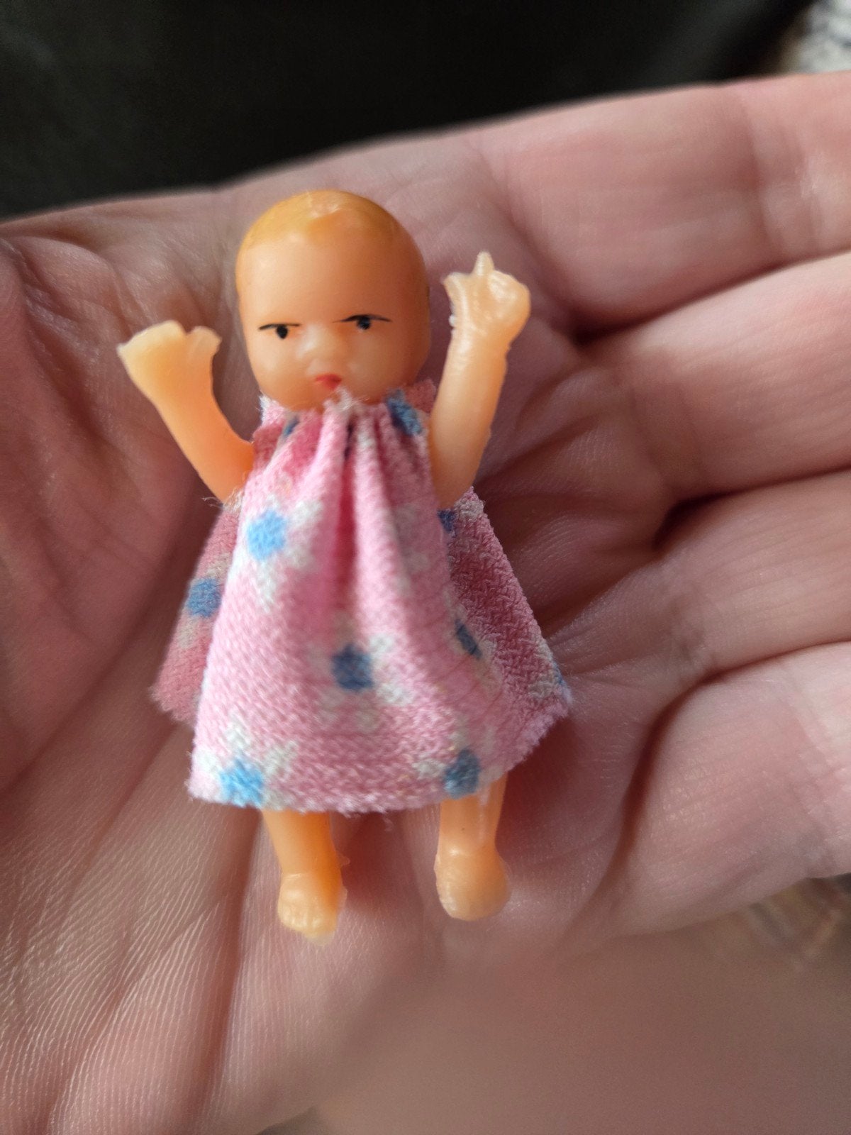 Minatuur popje in roze jurkje, Ophalen of Verzenden, Gebruikt, Overige typen