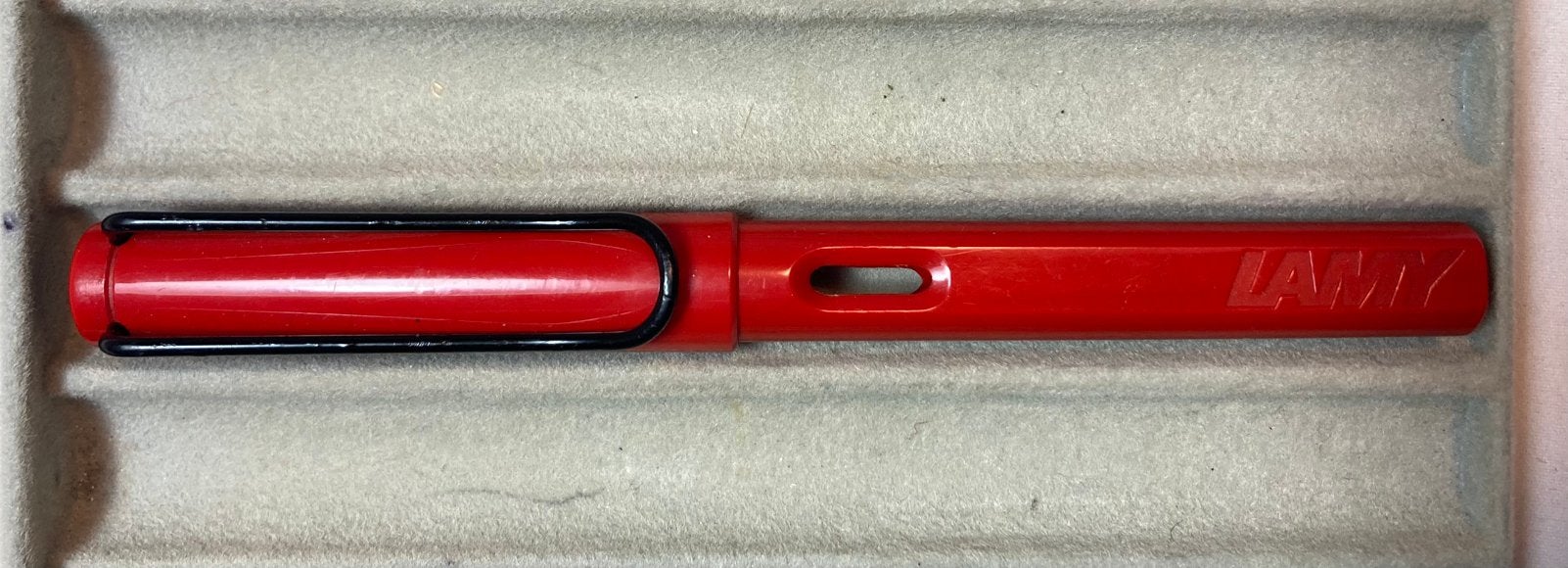 Lamy Safari vulpen, rood met zwarte clip, Verzamelen, Pennenverzamelingen, Ophalen of Verzenden, Zo goed als nieuw, Vulpen, Overige merken