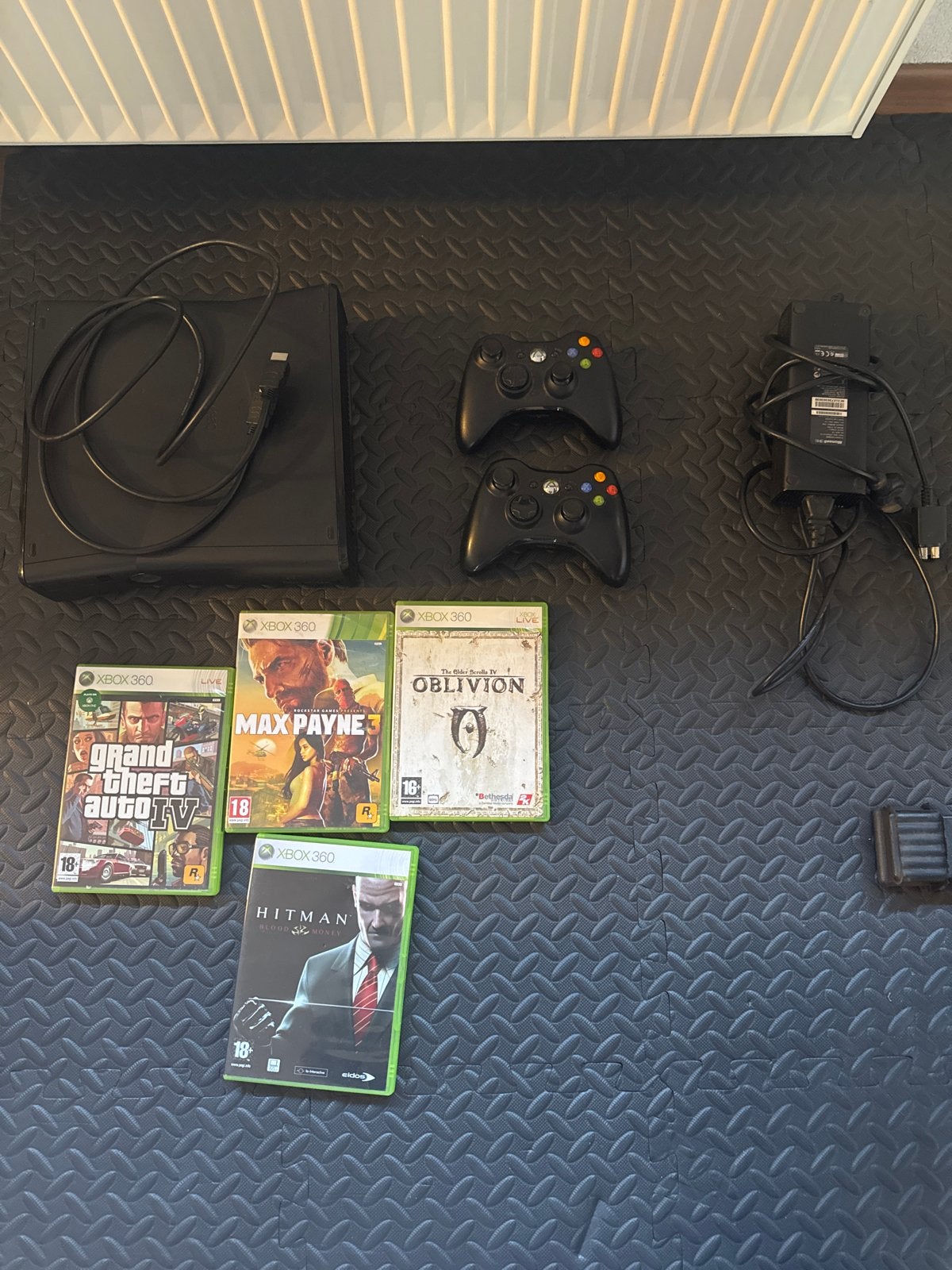 Xbox 360 met 2 controllers en 4 games, Avontuur en Actie, Gebruikt, Vanaf 18 jaar, 2 spelers