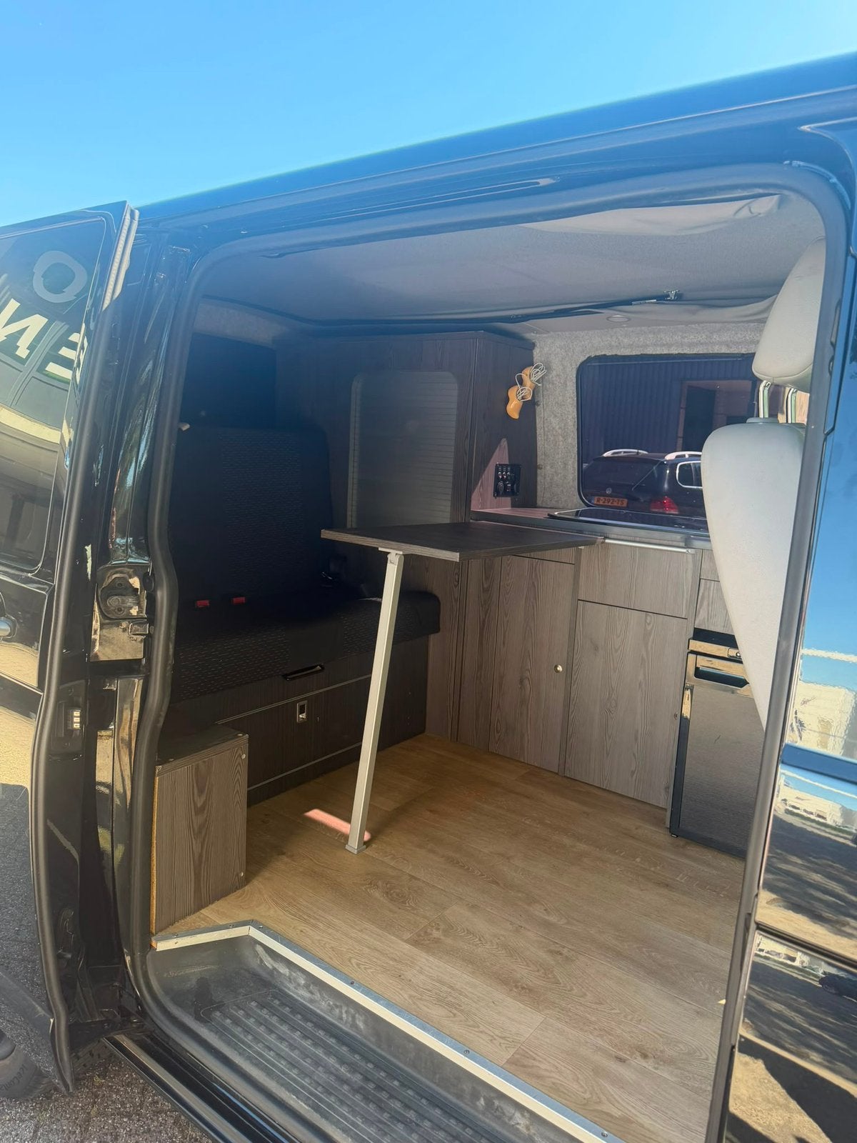 VOLKSWAGEN TRANSPORTER T5 CAMPER 2.0 TDI AUT/DSG FULL OPTION, Auto's, Volkswagen, Euro 5, 4 cilinders, 241 €/maand, 2500 kg